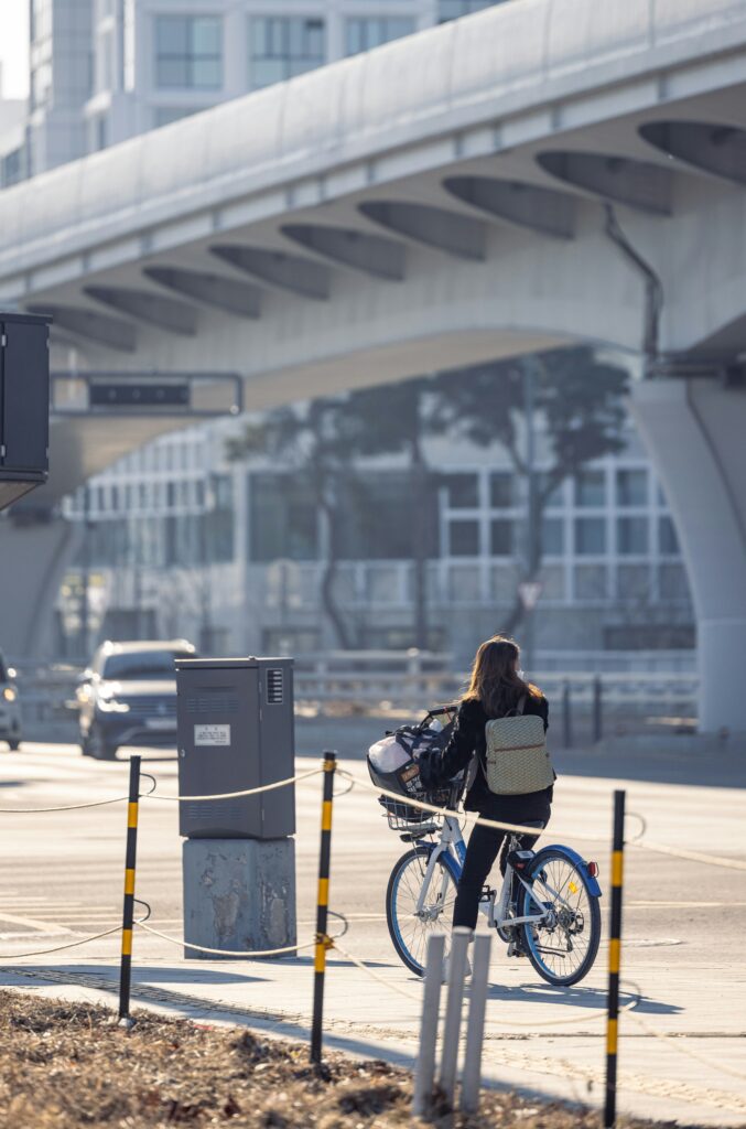 自転車通勤中の女性